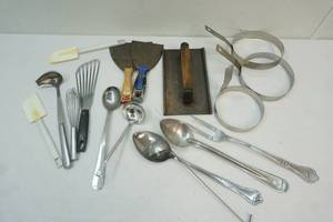 lot 105 image: grill rings, mixing, serving utinsils