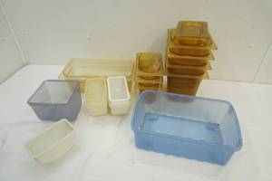 lot 158 image: Cambro food service containers