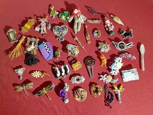 lot 111 image: Huge Lot of PinsBrooches