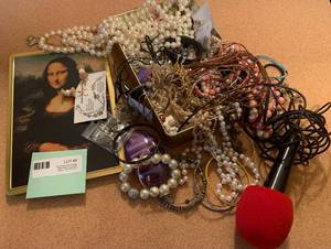 Mona Lisa Tin w Costume Jewelry