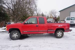 lot 4 image: 1994 Chevrolet 1500 Z71 Step Side 4 x 4 Pick Up Truck