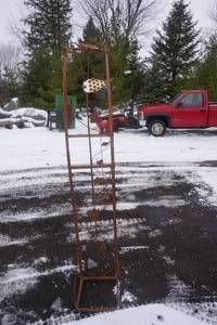 lot 10 image: Metal Grape Vine Themed Arbor