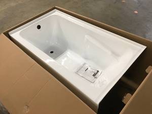 Swiss Madisson Voltaire 54 in. x 30 in. Acrylic White, Alcove, Integral Armrest, Left-Hand Drain, Apron Rectangular Bathtub in White damaged edge review pictures