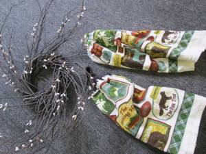wreath and 2 kitchen towels...