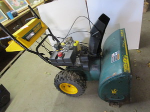 lot 2 image: Yardman Snowblower
