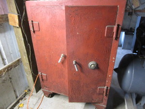 lot 3 image: Vintage Floor Safe.
