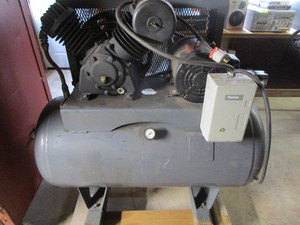 lot 4 image: Air Compressor, 60 gallon, 220V