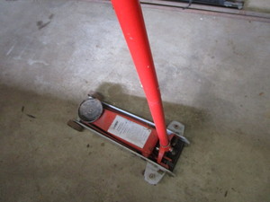 lot 23 image: Larin Floor Jack