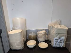 lot 49 image: Assortment of Commercial Grade Eco-Friendly Disposable Bowls, Lids, and Drink Carrier Trays
