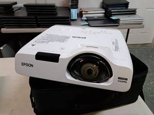 lot 1646 image: Epson H671A 3LCD LCD Projector (used) with Remote Control, Power Cord and Case