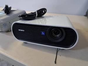 lot 1648 image: 2008 Sony XGA VPL-EX5 Projector (used) with Power Cord