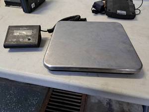 lot 1676 image: WeighMax 150-lb Scale