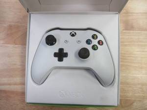 lot 203 image: XBOX One Wireless Controller in White, 1708 - Works - SOLD AS IS