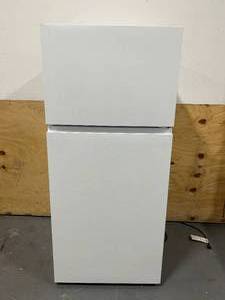 lot 19 image: Hisense  18-cu ft Top-Freezer Refrigerator (White)