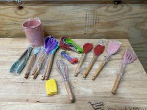 lot 68 image: Kitchen Tool Utensil Set