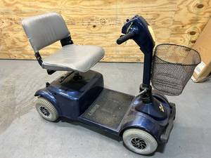 lot 4 image: Victory Mobility Scooter