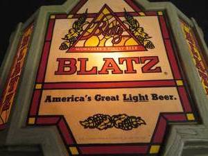 lot 27 image: VINTAGE BLATZ LIGHTED ADVERTISING SIGN