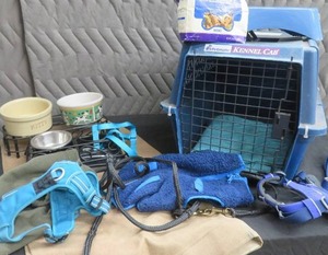 lot 50 image: SMALL PETMATE KENNEL CAB, NEW HARNESS PLUS LOTS MORE