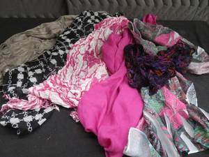 lot 68 image: ASSORTMENT OF SCARVES