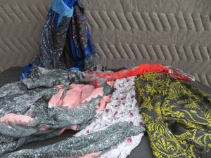 lot 77 image: ASSORTMENT OF SCARVES
