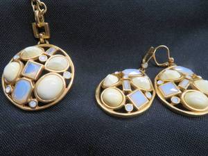 lot 91 image: VINTAGE TTAHARI NECKLACE  EAOLRING SET PLUS