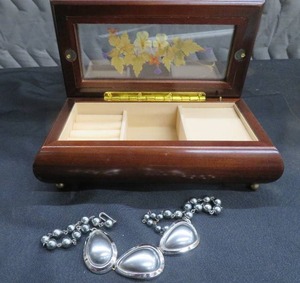 lot 94 image: BOMBAY CO MUSIC BOX  SILVER NECKLACE