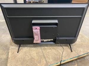 lot 991 image: D40F-J09 VIZIO - 40 Class D-Series LED 1080P Smart TV (SCRATCH)