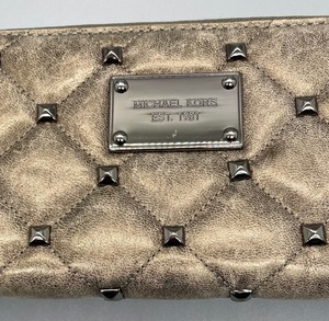 lot 18 image: Michael Kors Clutch Wallet