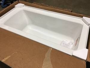 White Bathroom Tub,Has damage and Scratches, Review all pictures