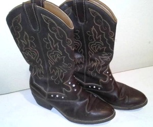 lot 16 image: Womens Size 6 Cowboy Boots