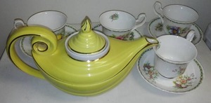 lot 73 image: Aladdin Lamp Teapot And Cups And Saucers