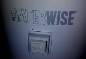 lot 173 image: New In Box Waterwise 4000 Countertop Distiller.