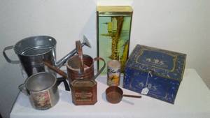 lot 216 image: Tin, Metal and Brass Dcor.