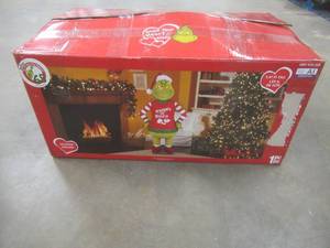 lot 307 image: Dr. Seuss 6 ft Animated Grinch Christmas Animatronic (OPEN BOX, UNTESTED)
