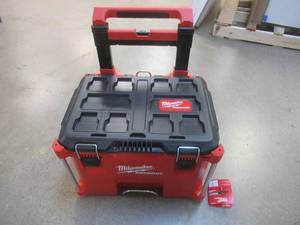 lot 412 image: Milwaukee PACKOUT 22 in. Rolling Tool Box (NICE CONDITION)