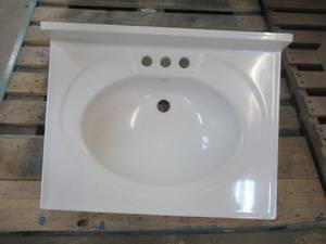 lot 423 image: 24 in x 18 in White Vanity Top  (NICE CONDITION)