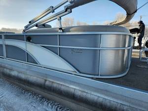lot 6 image: 2019 Bennington 22 SSR 