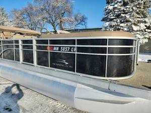 lot 7 image: 2019 Bennington 23 SLDN 