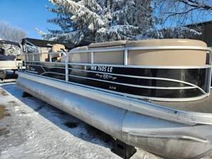 lot 9 image: 2018 Sun Tracker Party Barge 22XP3 Tri Toon 