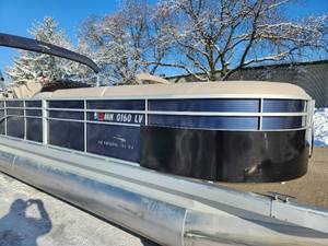 lot 18 image: 2019 Bennington 25 GSR Tri Toon