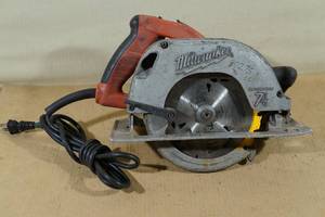 lot 35 image: Milwaukee 7-14 Circular Saw