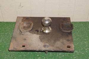 lot 74 image: Heavy Duty Hitch Plate - 2-516 Ball