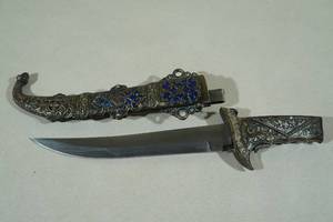 lot 118 image: Middle Eastern Style Knife with Blue Inlaid Scabbard