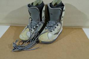 lot 124 image: Burton Snowboard Boots -Womens 8