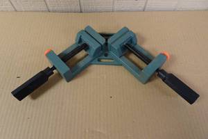 lot 206 image: Work Bench Corner Vise