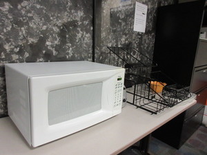 lot 29 image: MICROWAVE, TOASTER AND ACCESSORIES