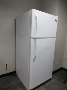 lot 33 image: WHITE FRIGIDAIRE REFRIGERATOR FREEZER
