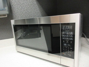 lot 38 image: SHARP MICROWAVE WITH CAROUSEL