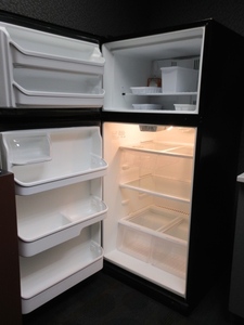 lot 40 image: BLACK FRIGIDAIRE REFRIGERATOR FREEZER