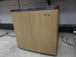 lot 50 image: SANYO MINI REFRIGERATOR